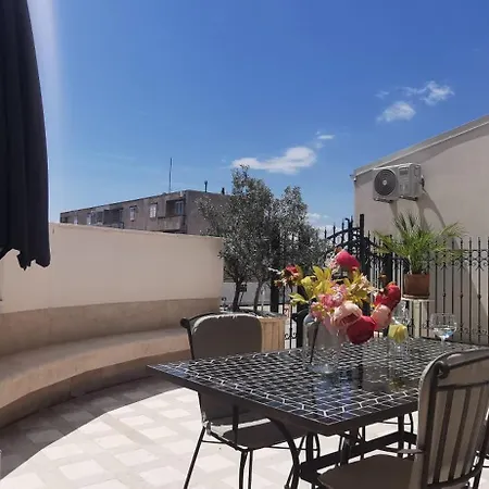 Tres Jolie Apartment *